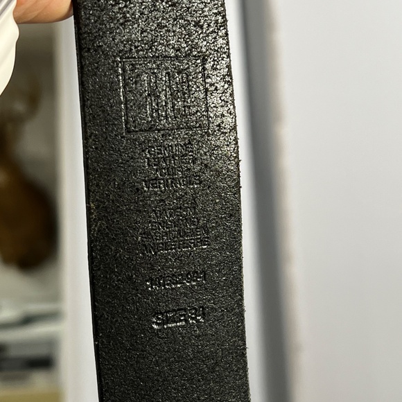 EUC GAP Black Leather Belt Size 34 - Picture 2 of 6